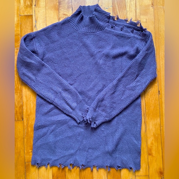 Maurice’s destructive cold shoulder sweater - Picture 1 of 4